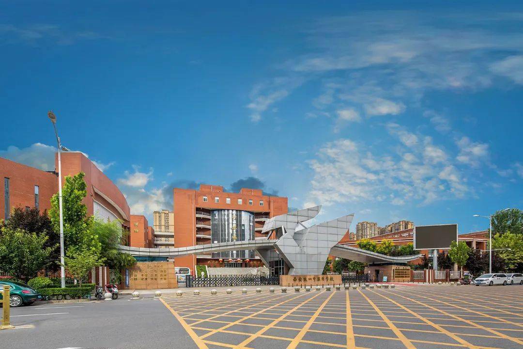 西安铁一中滨河学校实景图众所周知,随着地价的不断攀升,目前灞河