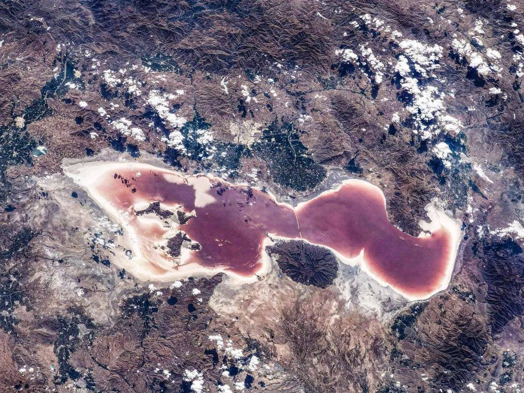 亚欧大陆|红色湖水、“曲线”，神十二航天员第二批在轨摄影作品发布