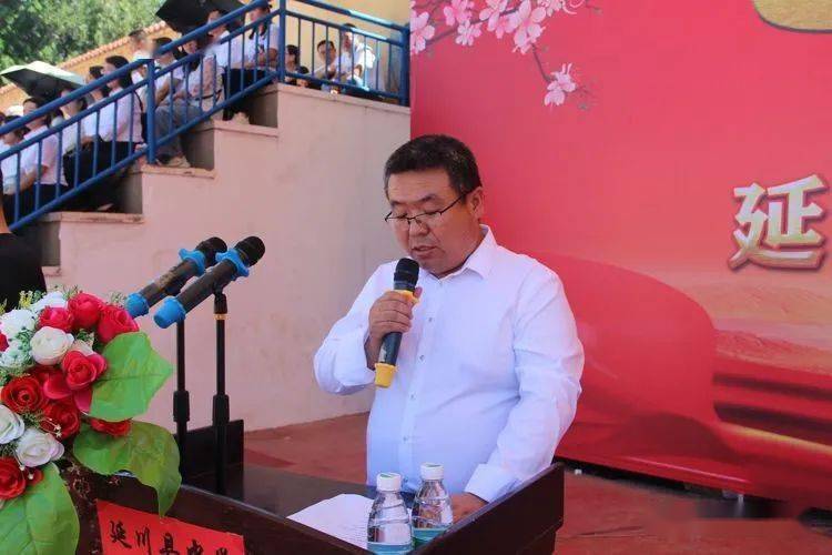 教学处主任李维雄宣布优秀教师,优秀教育工作者,优秀扶贫工作者,师德