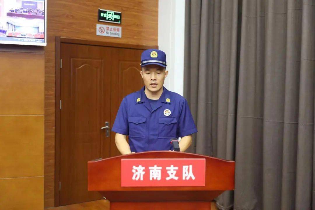 济南市消防救援支队政府专职消防员换着制式服装仪式