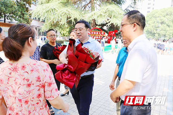 雁峰区委副书记,代理区长谢韬(右二)慰问一线教师.