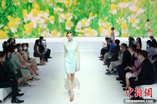脉络|香港上演旗袍秀 展现旗袍独特韵味
