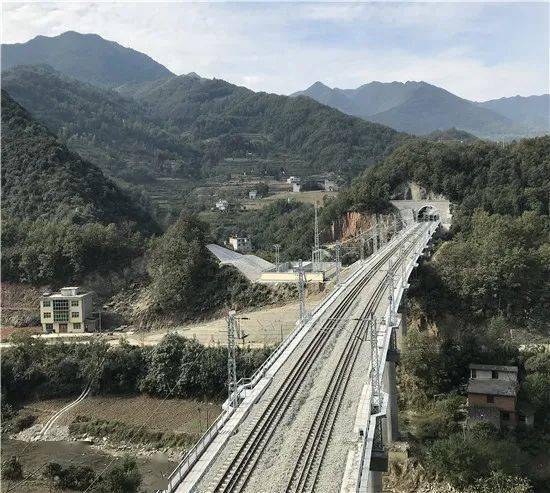 阳安铁路首开复兴号,陕南多地迎来"绿巨人"