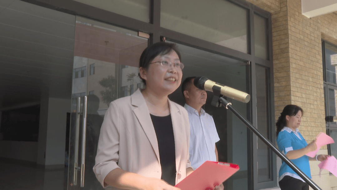 竣工仪式上,县卫健局领导介绍了项目的基本情况,县人民政府副县长提名