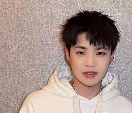 王小贱参加比赛暴露真实颜值,比九天狐帅气多了,难怪卷卷喜欢他