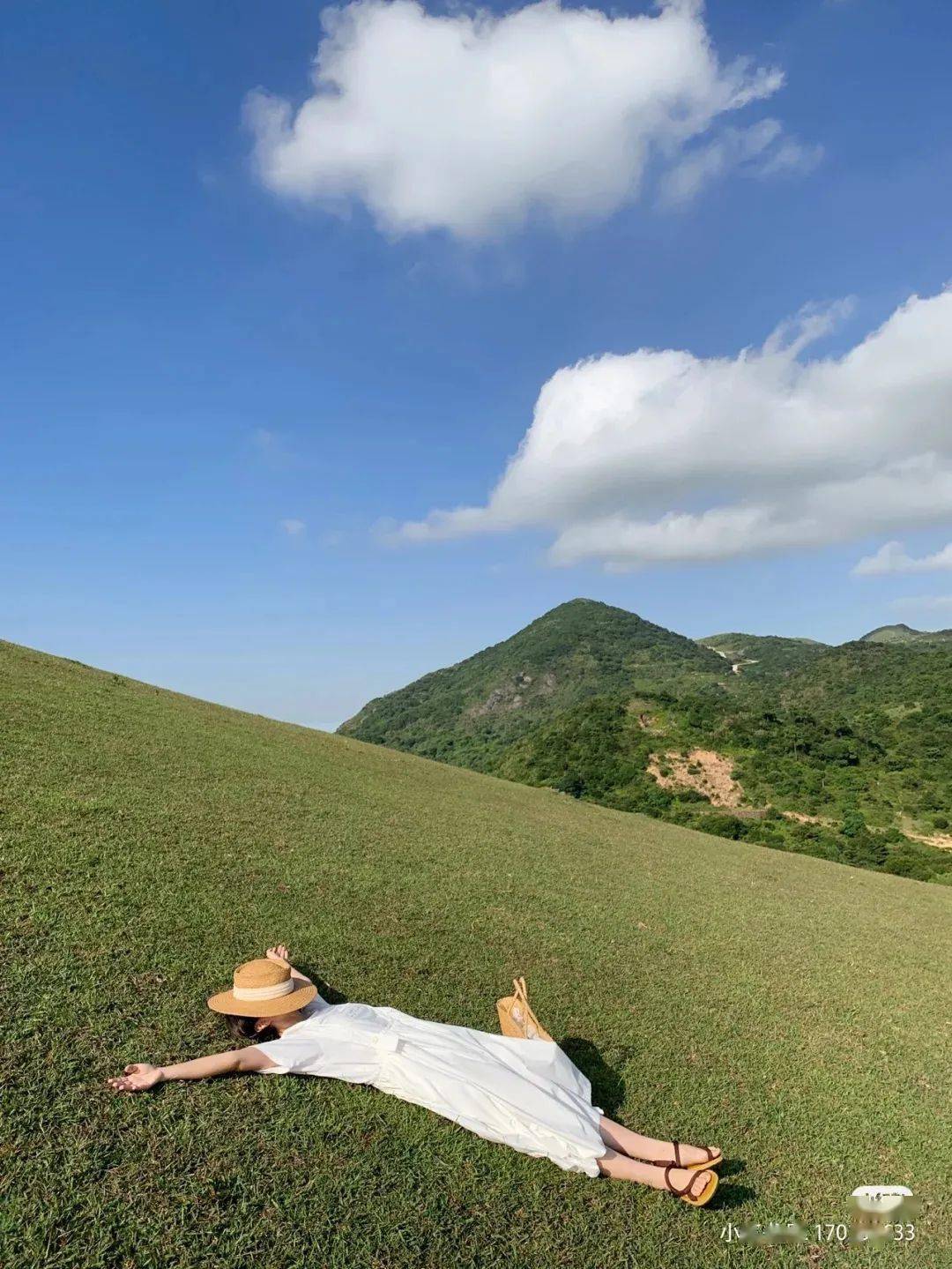 走过软茸茸的绿色地毯,忍不住想要躺在草地上,仰望蓝天.