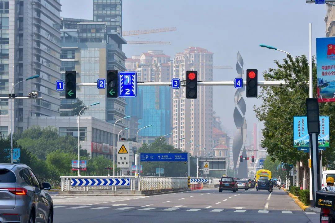 对应的信号灯由原来的单独信号灯,改造为对应四条车道的信号灯组