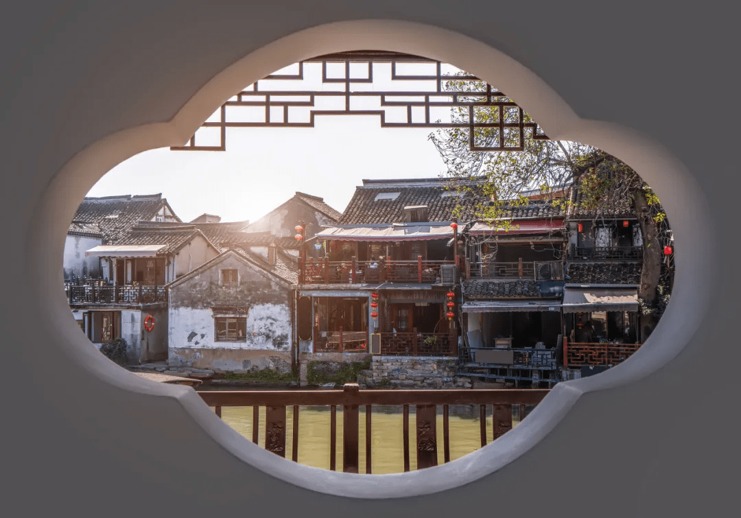 红檐黛瓦,古朴又新颖中有隔墙花窗,两边通道采用古典园林中"复廊"的