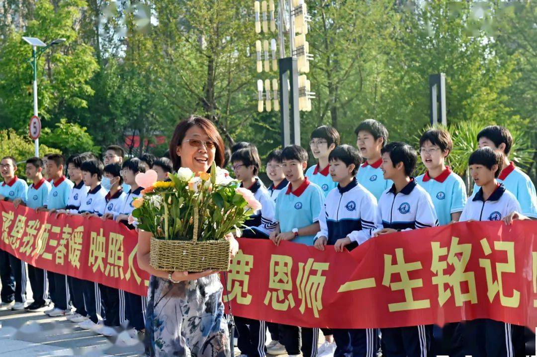 早晨七点四十分,本高学生在教学楼正门两侧拿着红色条幅欢迎老师,祝