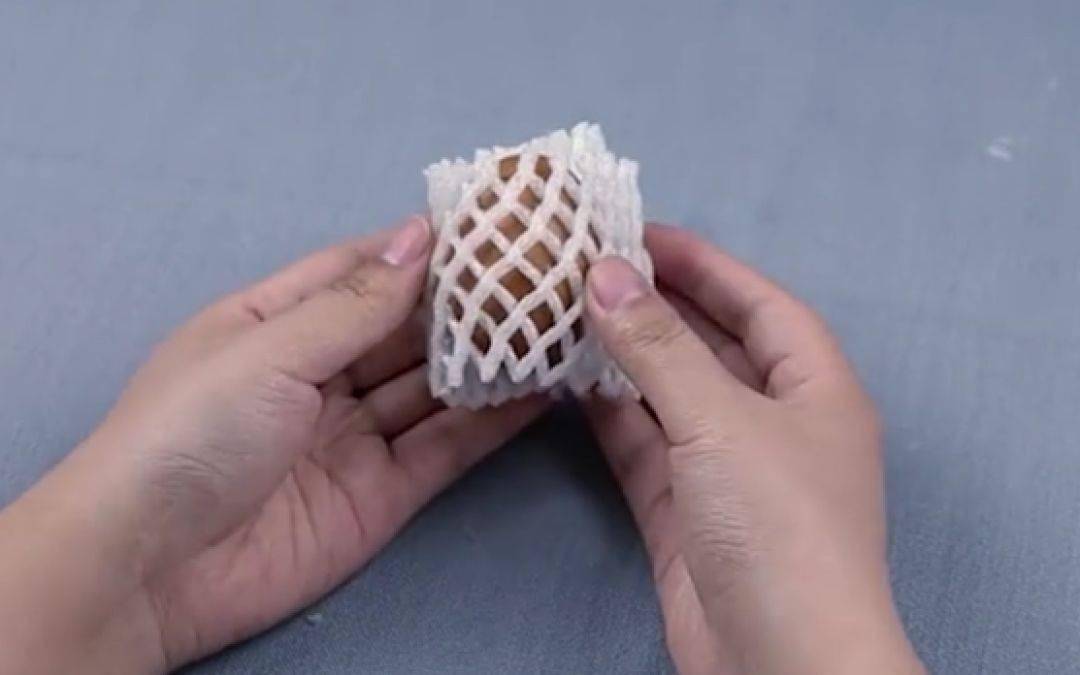 ▼ 水果网套不仅能保护水果还能保护易碎的鸡蛋.