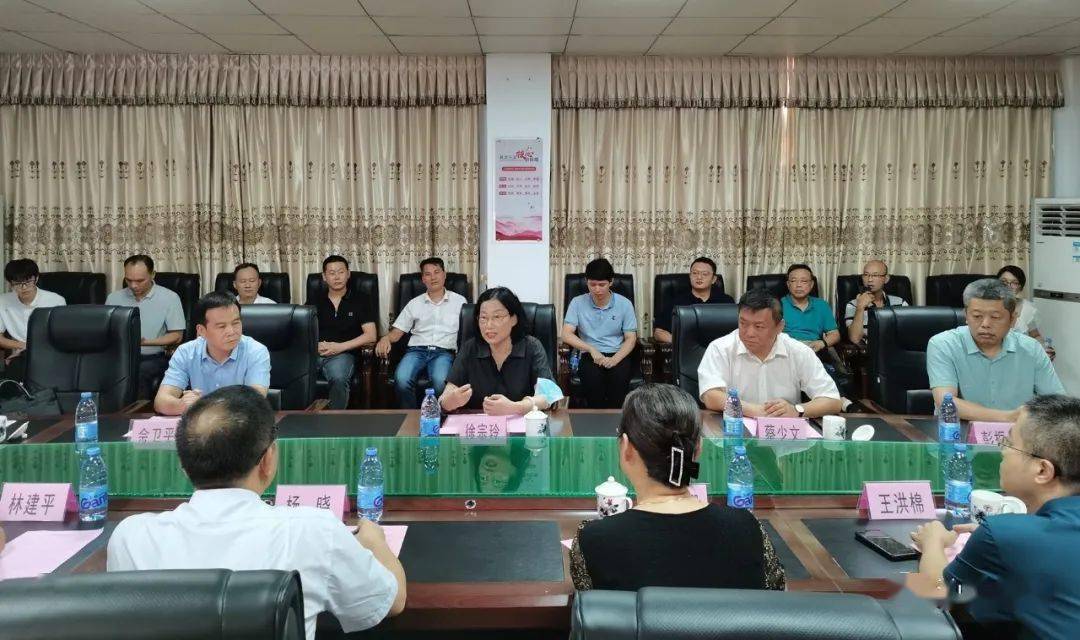 市人大常委会副主任徐宗玲带队赴潮南区峡晖中学开展教师节慰问活动