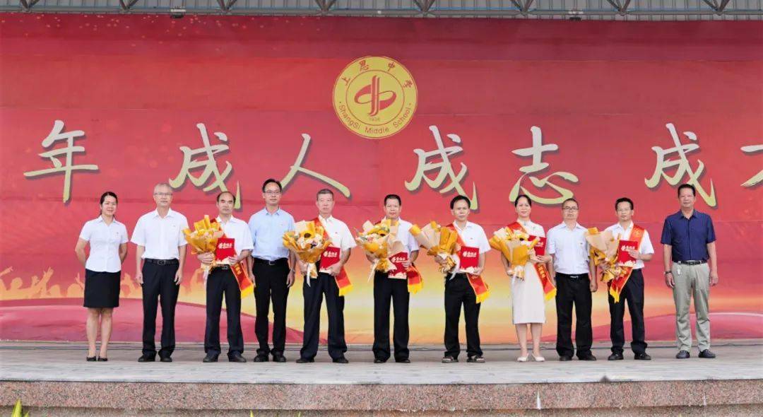 举行升旗仪式后,教育和科学技术局局长,上思中学校长廖辉就"赓续百年