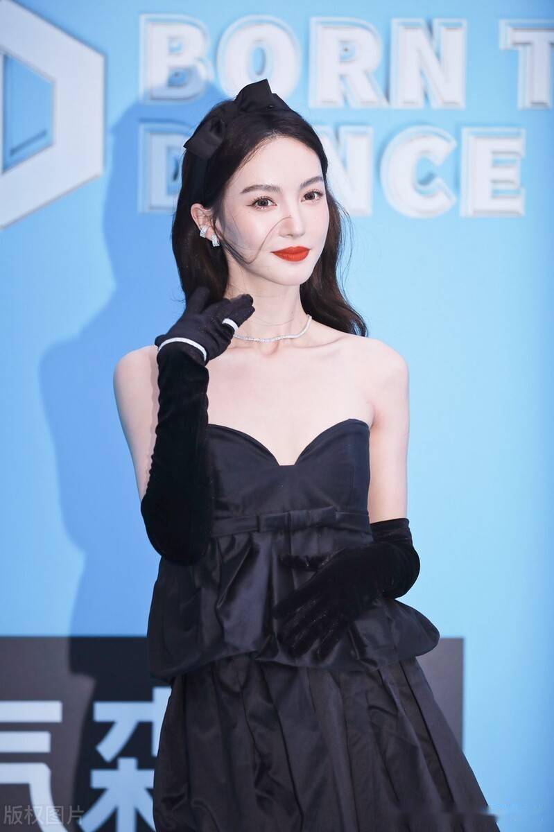 活动现场:金晨亮一袭黑色长裙蝴蝶结头箍造型复古女郎范儿