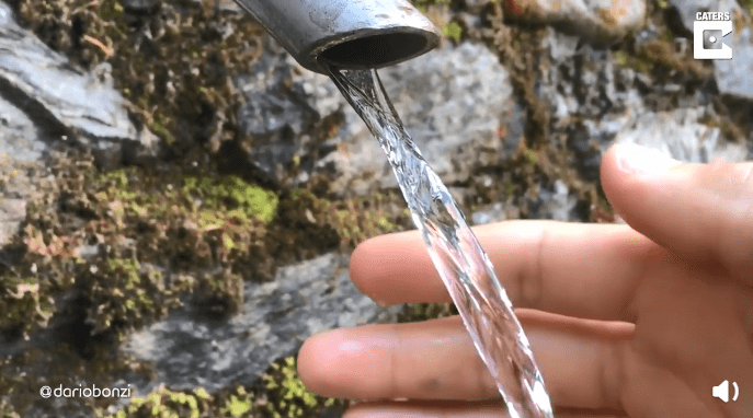 流体在管内低速流动时呈现为层流,其质点沿着与管轴平行的方向作平滑