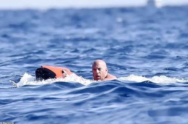 53岁范迪塞尔海边度假被拍到大肚腩英媒肥胖与激情