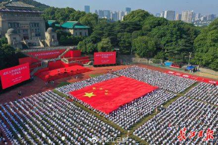 新生|武大7000多名新生佩戴校徽，开启大学生涯