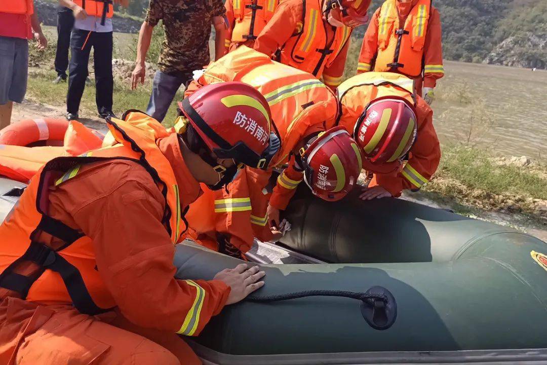 9月11日9时许,济源五龙口镇牛王滩因上游泄洪,导致河水猛涨,4