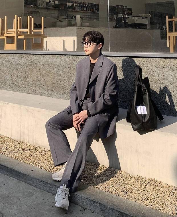 搭配休闲运动鞋即可,简单又大方的搭配,同时也能避免老气.