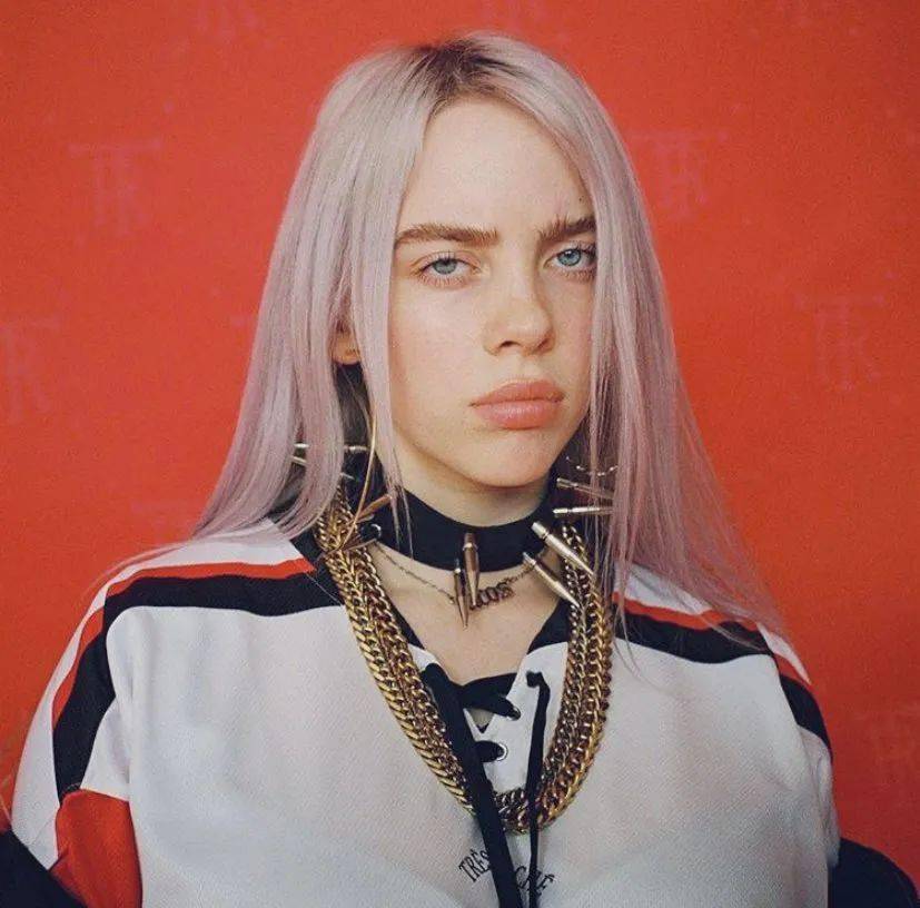 两代丧逼少女同框,艾薇儿亲自给billie eilish 颁奖!_碧梨