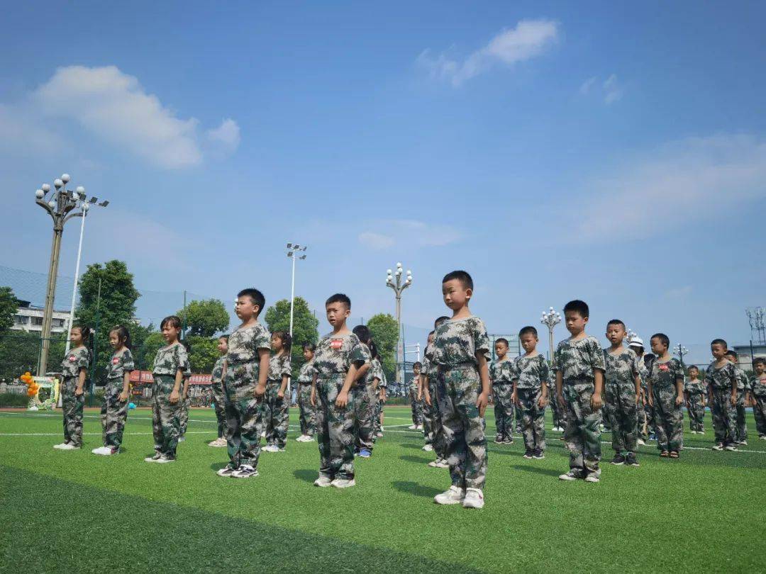 一令一动,英姿焕发 一步一步,跑出小学生的模样