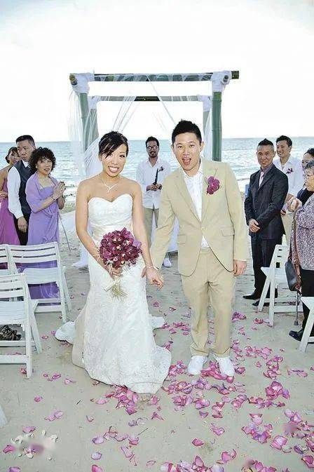 2011年欧阳靖与女友carol结婚但其实不然.