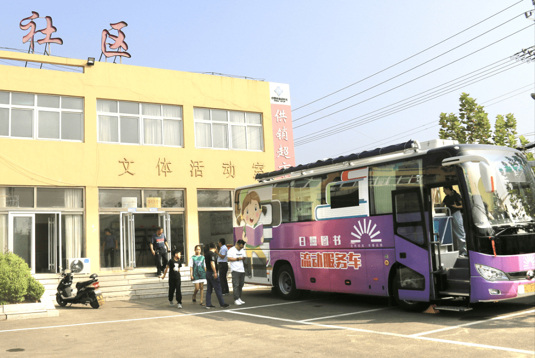 市文化和旅游局在全市配备了8辆流动图书服务车,组织开展流动图书服务