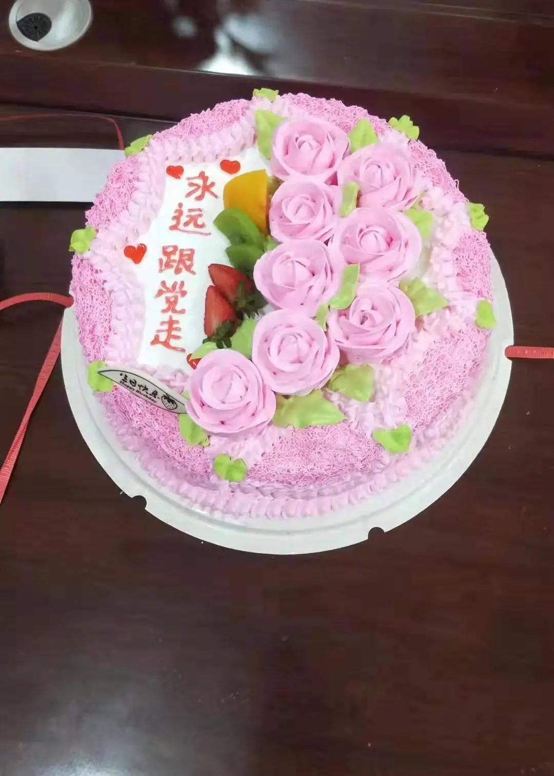 最后为他们准备了生日蛋糕为他们过集体生日陈玉莲老人动情的说