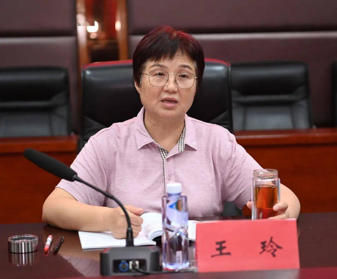 省人大常委会党组书记常务副主任王玲来潜调研小龙虾产业化发展情况