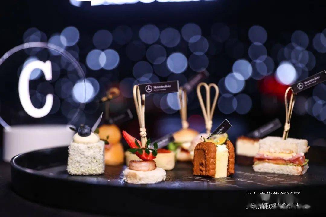 奔驰长轴距c级车每一处细节无不彰显着专属定制茶歇与调酒台高级感