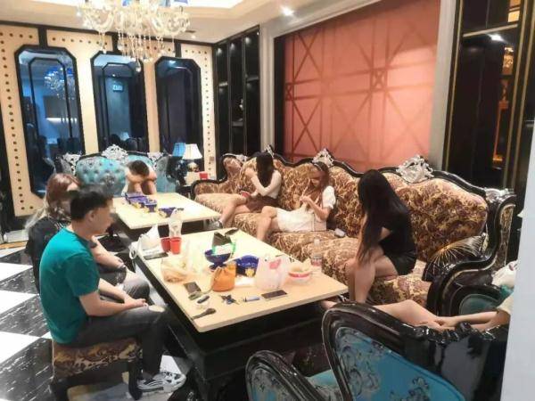 南湖公安分局治安大队在西乡塘区科园大道华天国际酒店星瀚ktv检查时