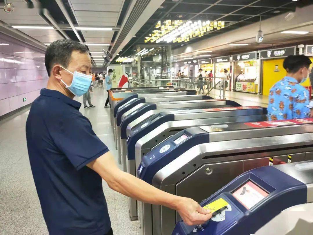 市民刷羊城通搭乘地铁.信息时报记者 陈引 摄