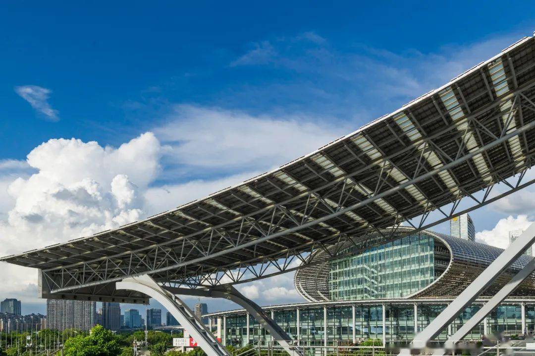 广交会展馆资料图 本届广交会首次以促进国内国际双循环为主题，通过线上