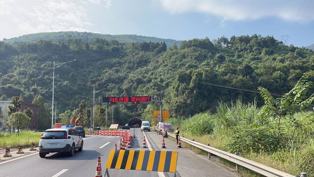 沪蓉高速广邻段华蓥山隧道出现渗漏水 目前实行单洞双向通行