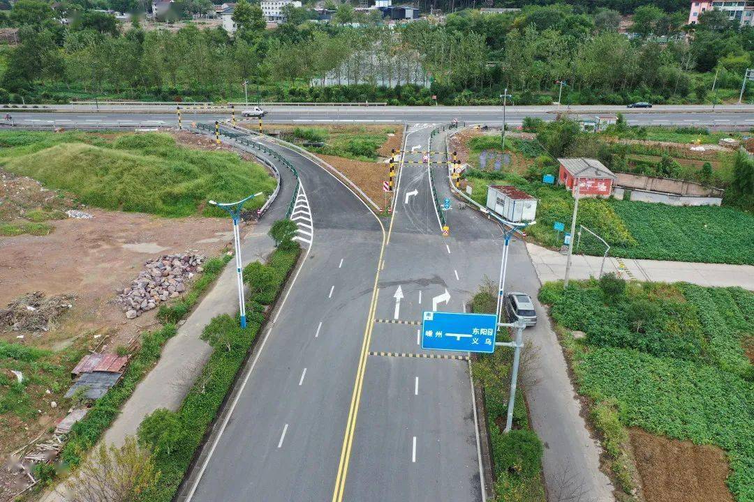 9月14日,记者看到市区博士路与527国道交叉路口的"断头路"已通车,这是