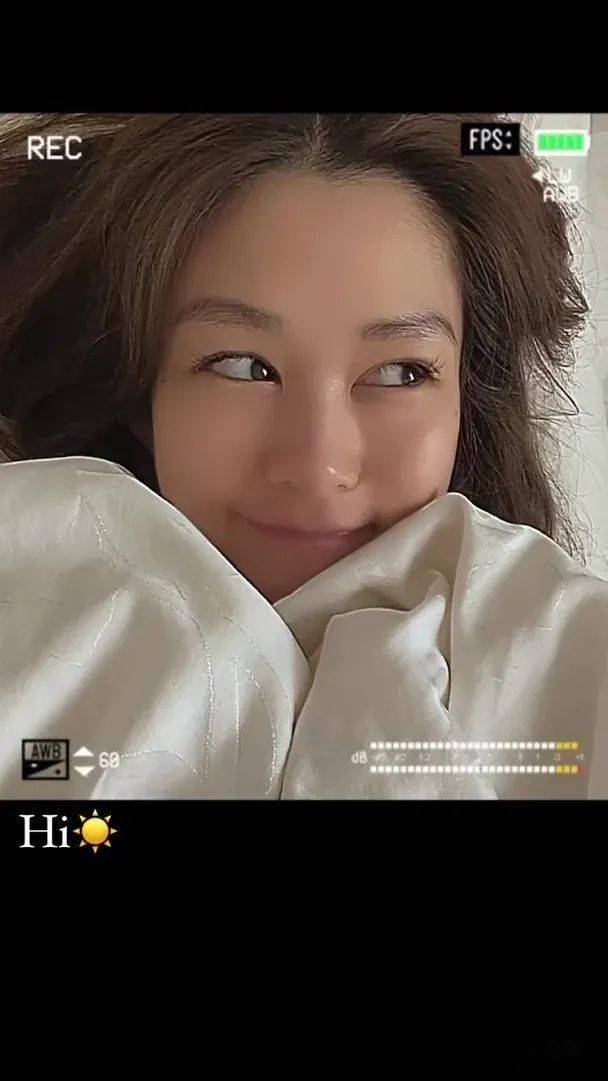 岑丽香连环晒床照 皮肤白滑靓到反光