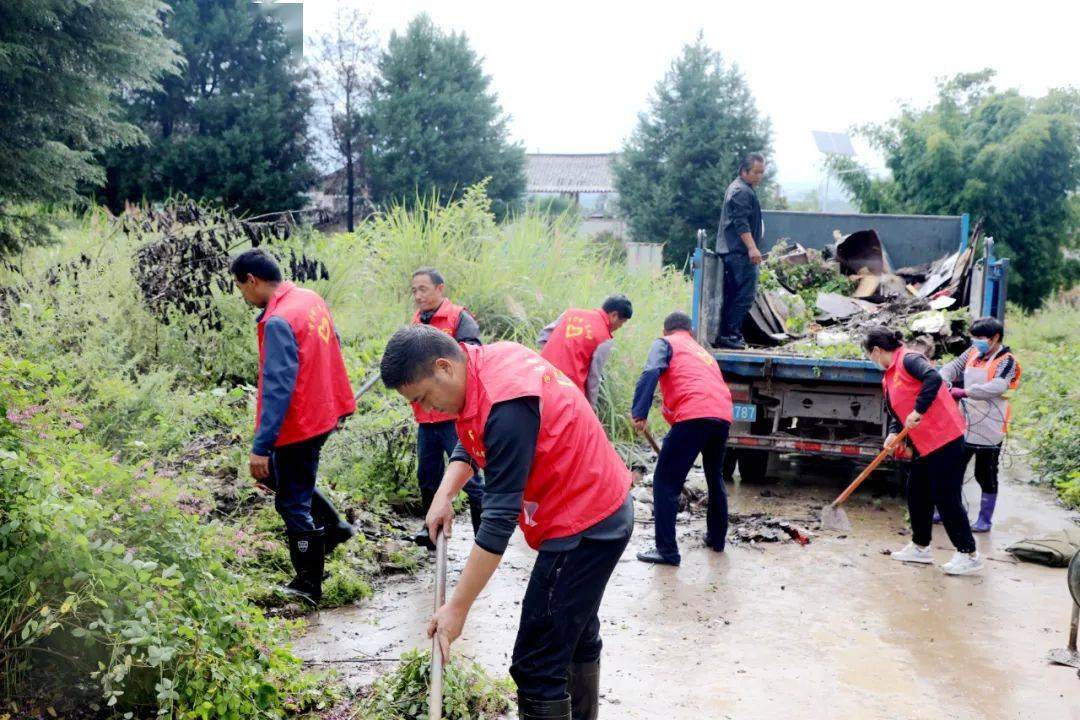 我为群众办实事清理河道打扫卫生黄山镇长水社区组织了挂联单位60余名