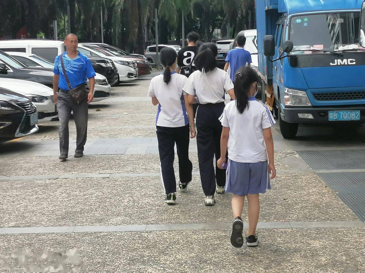 张琪|被深圳校服困住的身体