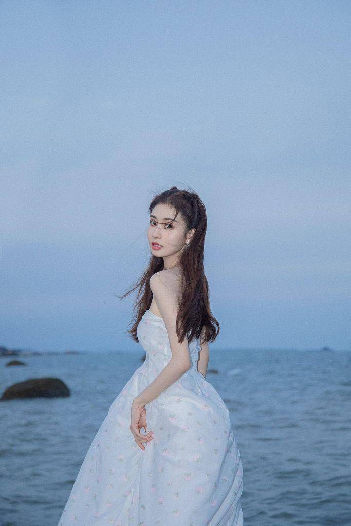 公主|郑合惠子白色玫瑰纱裙仙气十足 甜美精致吹海风似精灵