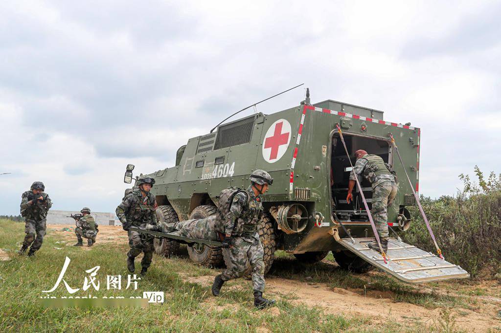 第72集團軍某旅在野外陌生地域藉助某新型輪式裝甲救護車組織了一場以