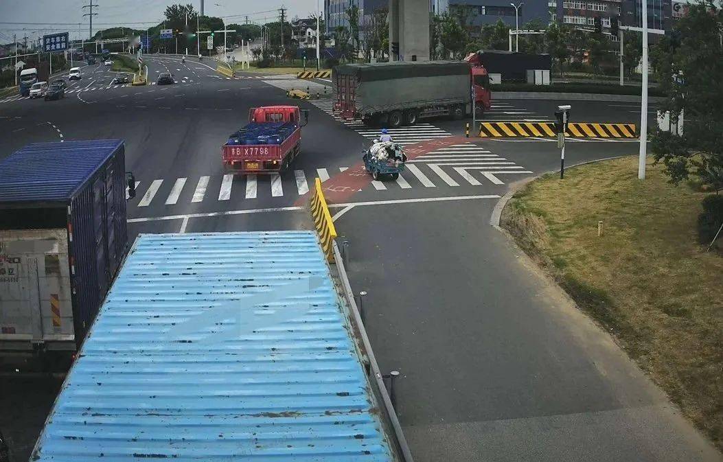 曝光通港路上的大货车你们转弯太任性了