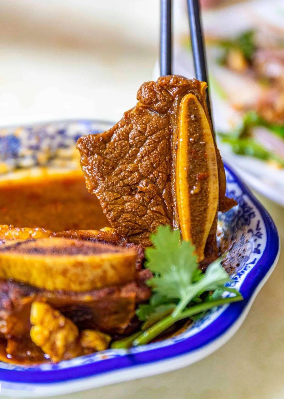 炖煮得软烂入味的咖喱牛排,光看色泽就足够诱人,筷子轻轻一分,一掀,便