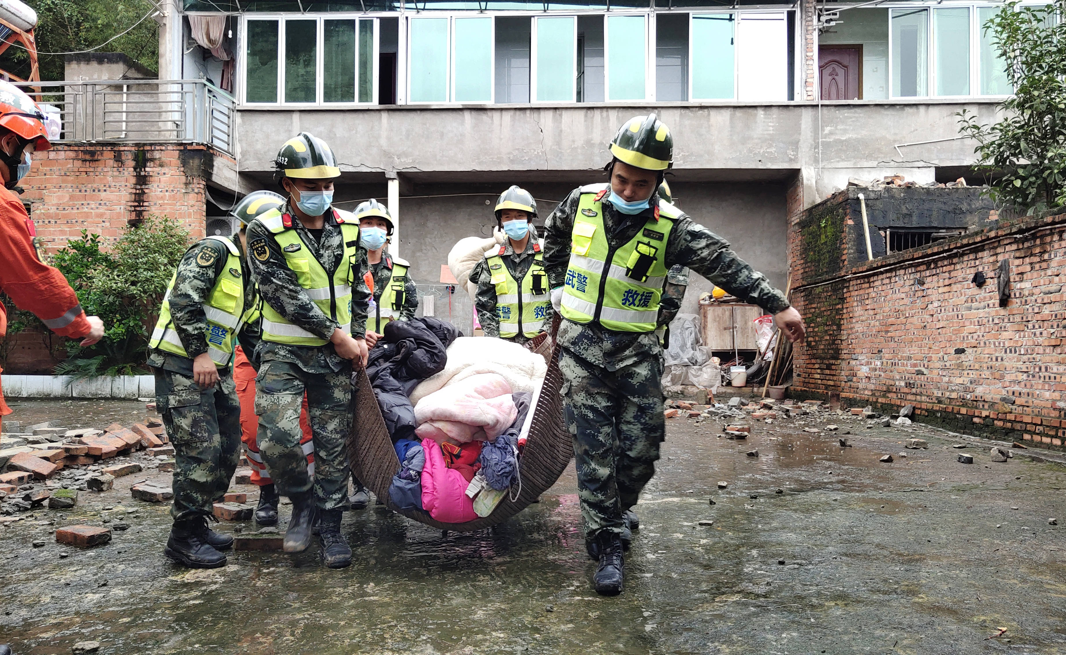 汶川地震救援官兵图片