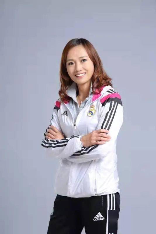 韦海英活力领跑原中国国家女子足球队队员屯昌最闪亮的荧光夜跑来了!