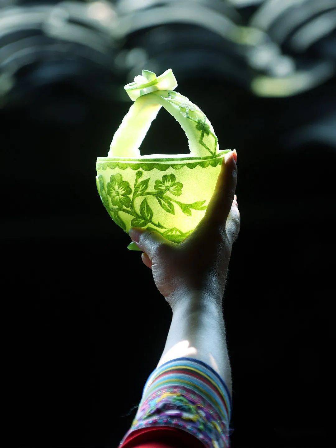 在阳光的照耀下,制作完成的雕花蜜饯晶莹剔透,仿佛一块价值连城的美玉