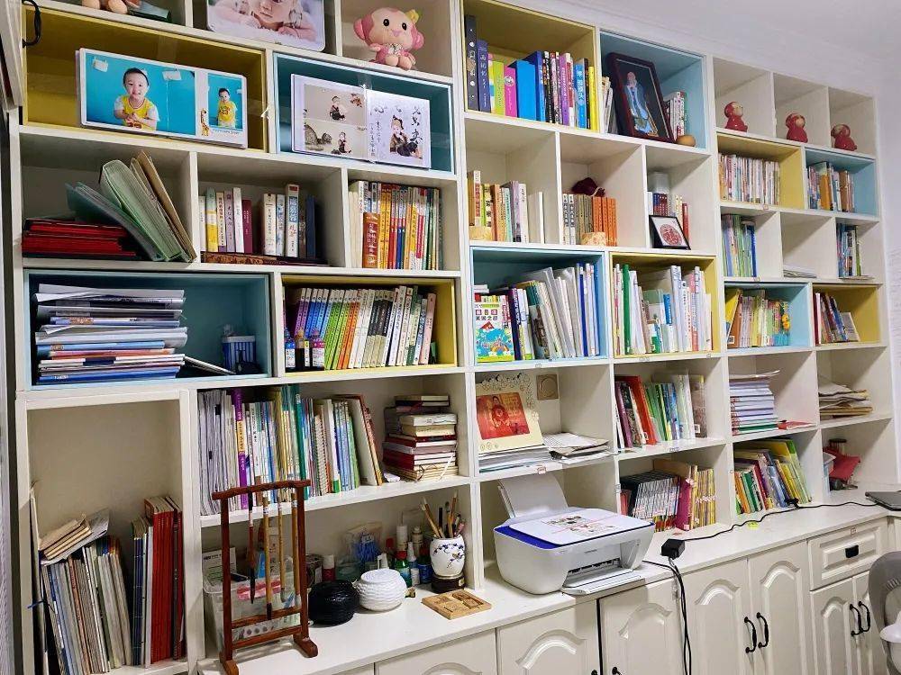 03 李金艳的书房右边是我的书法小天地,小书架上多数是有关书法的法帖