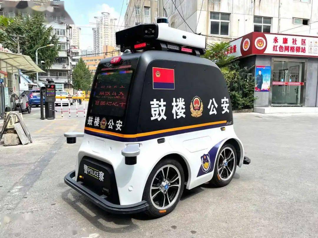 外观萌功能多警用无人巡逻车首次亮相徐州