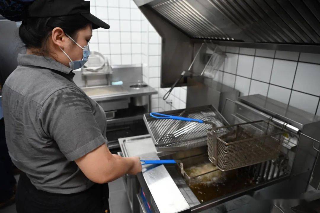 突击检查茂名两家华莱士后厨被公开