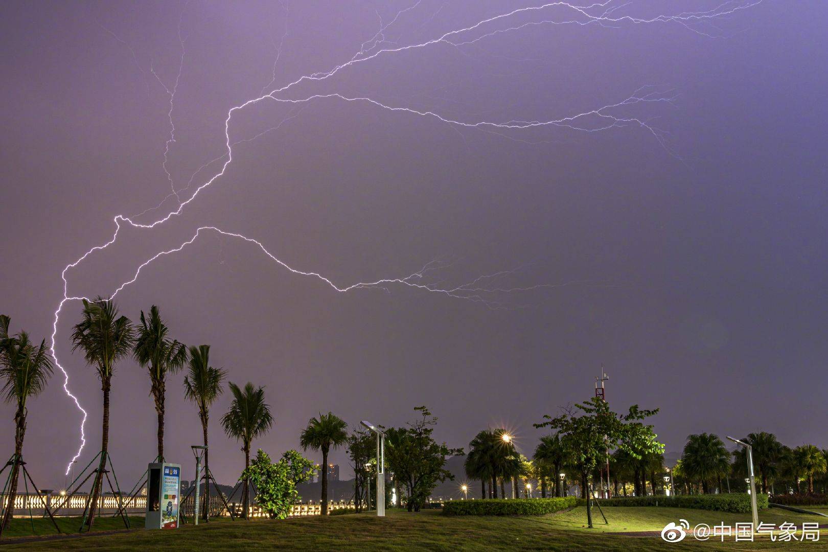 广东昨日雷雨活跃 闪电犹如天空中的舞者