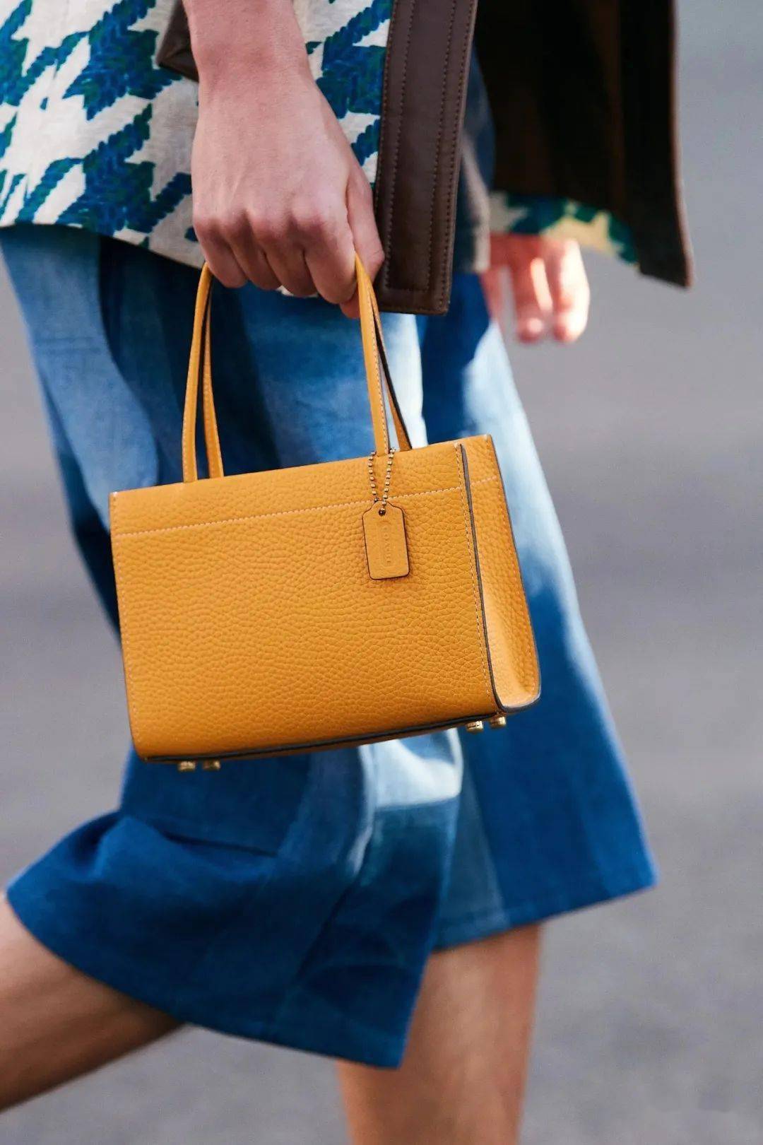 重塑时代经典coach2022春夏系列发布致敬首任设计师bonniecashin