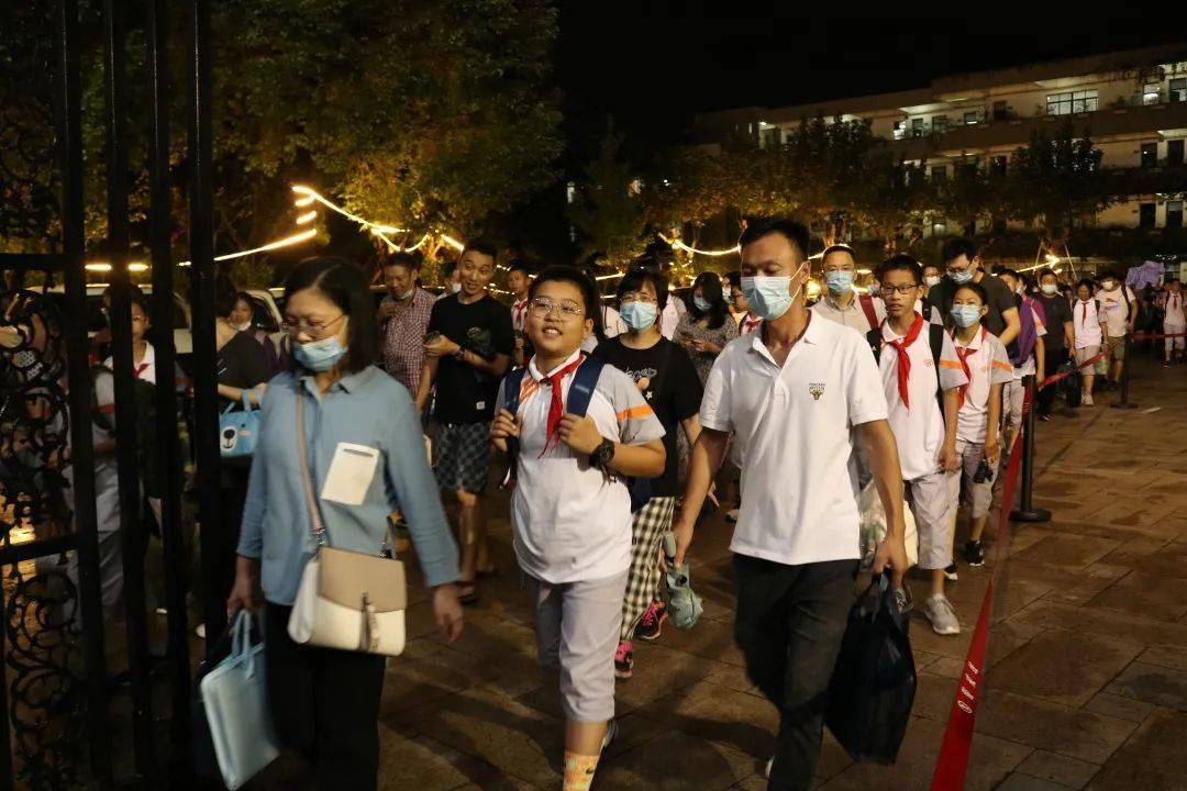 1日晚,学校九年级学生开始第一次参与晚自习,学校的初步方案为各年级